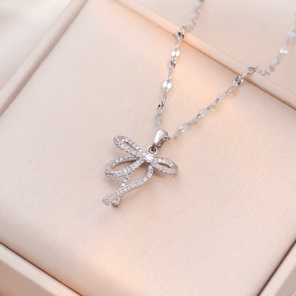 Necklace with bow with zircon