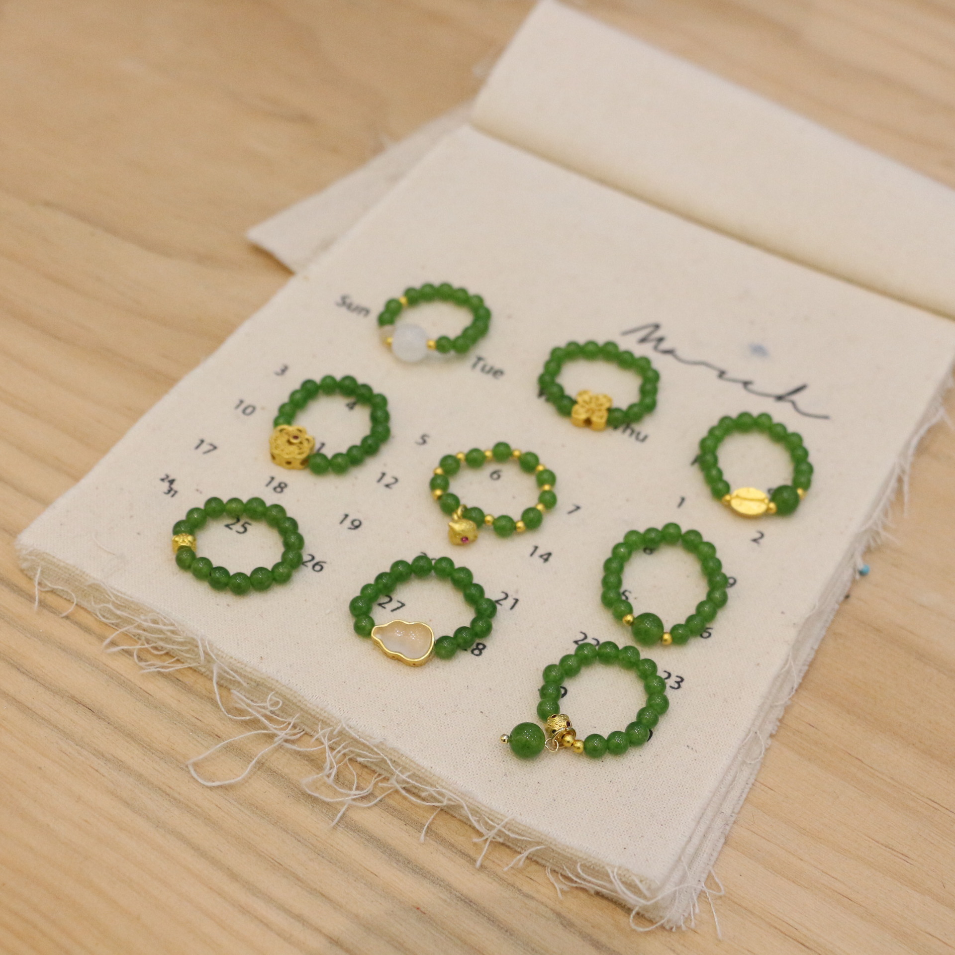 Luxe damesring van groene chalcedoon met kalebas en koffieboon_voghion.com