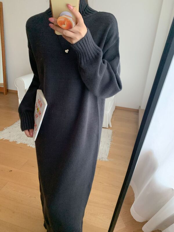韓国系のシンプルな雰囲気の長いタイプのコートのメリヤスの底のワンピースの女性のゆったりしている怠惰な中に高襟のセーターのワンピースを掛けます。|undefined