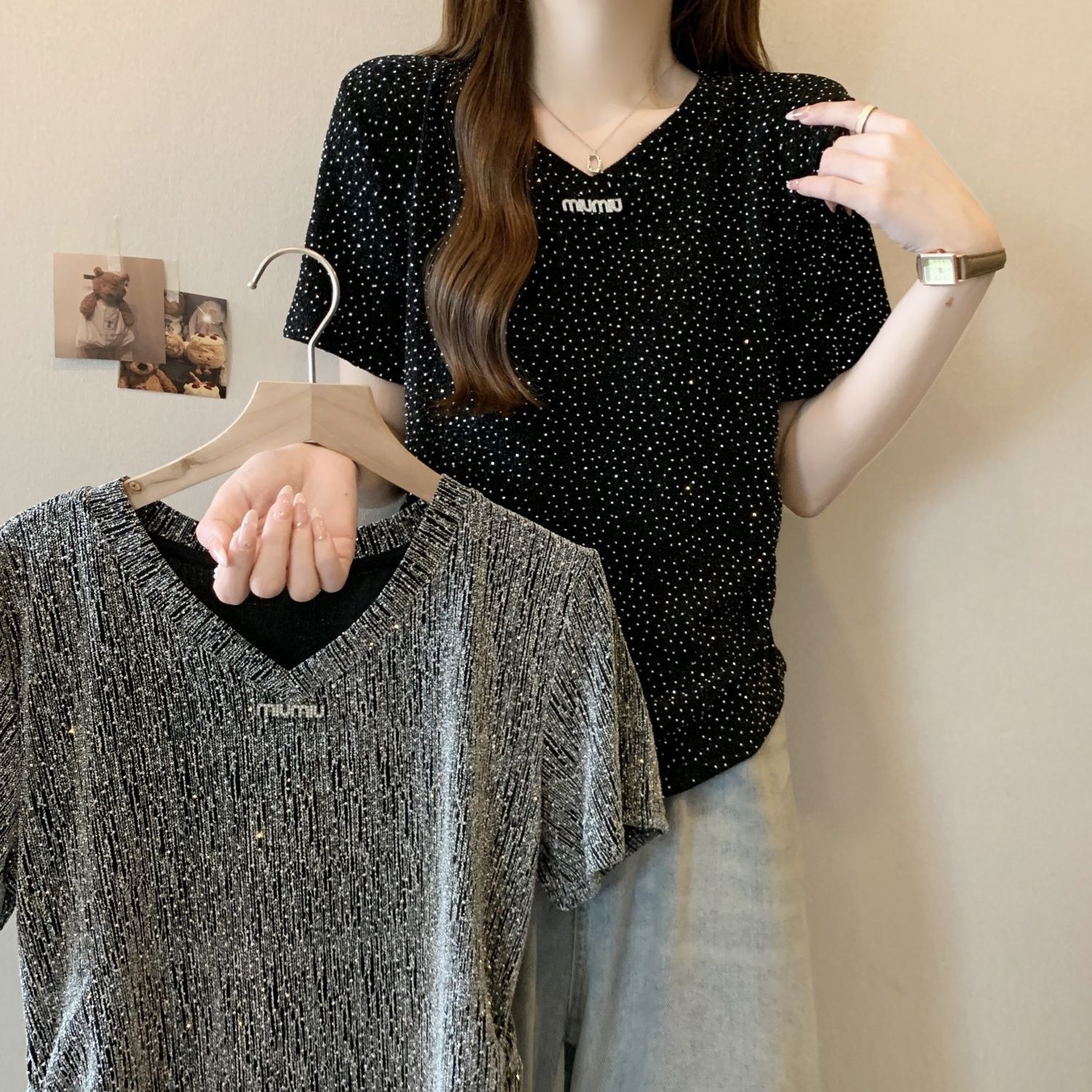 Camiseta de manga corta con cuello en V de seda brillante de talla grande para mujer verano 2024 nuevo estilo suelto y delgado top de mm gordo para mujer image 1