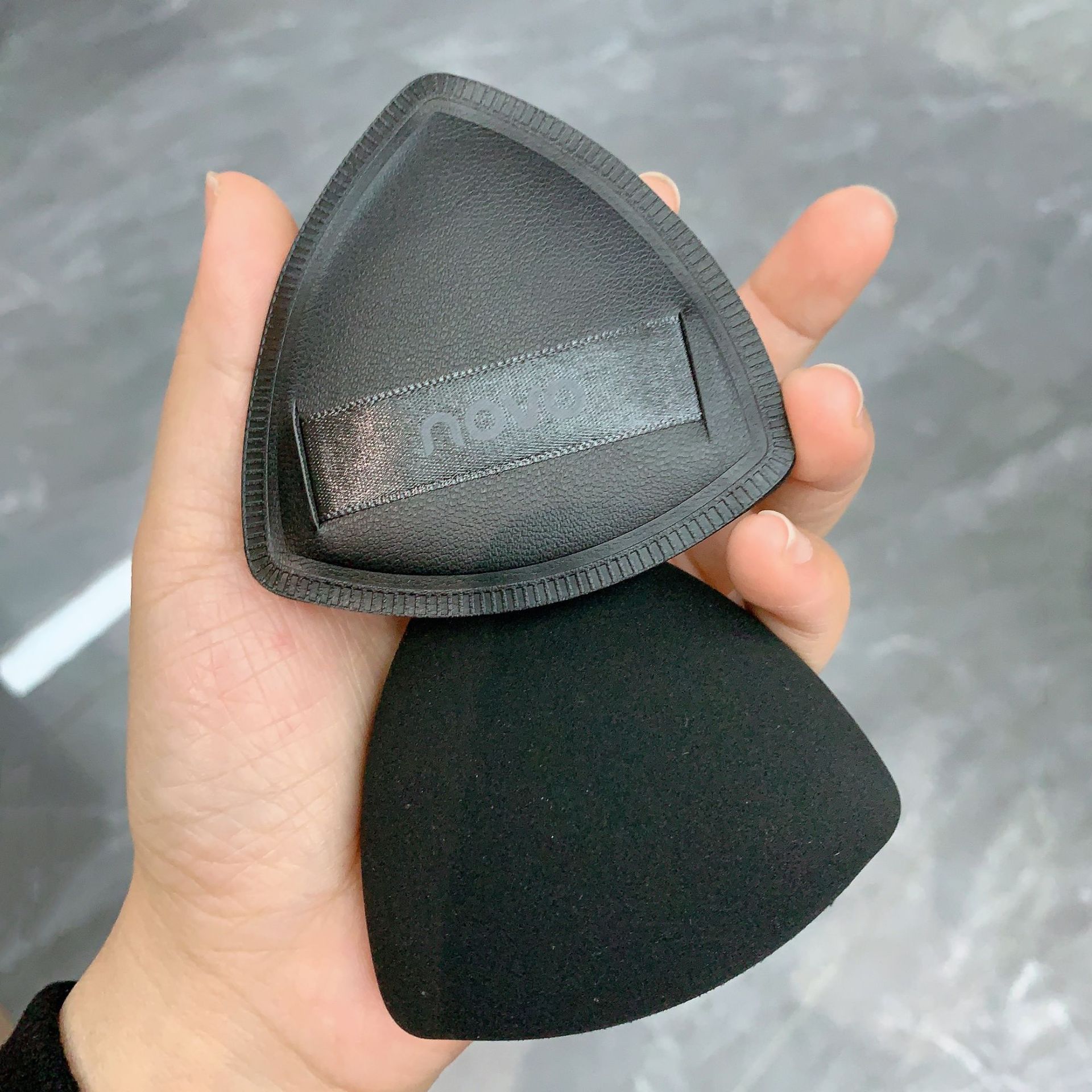 NOVO6199 Spaghetti Dräieck Loftkëssen Dréchen Naass Duebelzweck Flësseg Fondatioun Spezial Pudderfräie Schwamm Puff_voghion.com