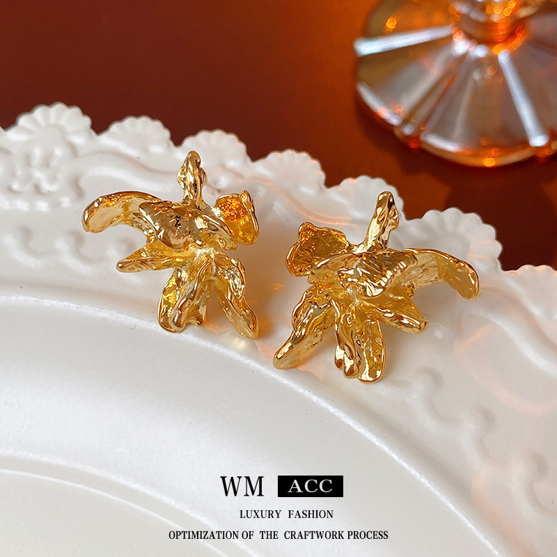 Silver needle irregular folds flower earrings