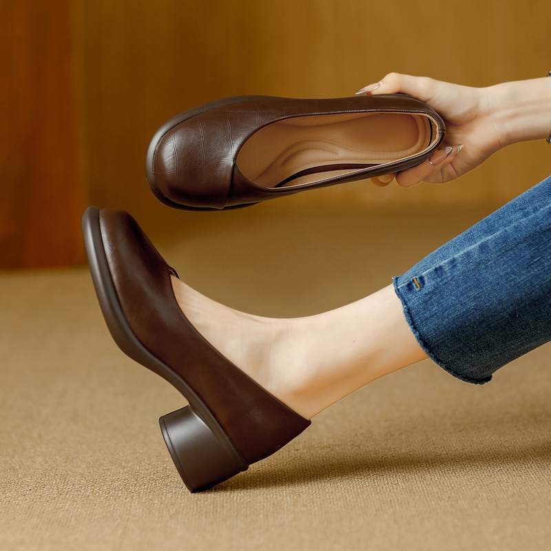 Square-Toe Retro Shallow French-Style Slip-On Shoes for Moms, Simple and Comfortable Work Shoes with Soft Soles, Large Size Round-Toe Leather Shoes Square-Toe Retro Shallow French-Style Slip-On Shoes for Moms, Simple and Comfortable Work Shoes with Soft Soles, Large Size Round-Toe Leather Shoes