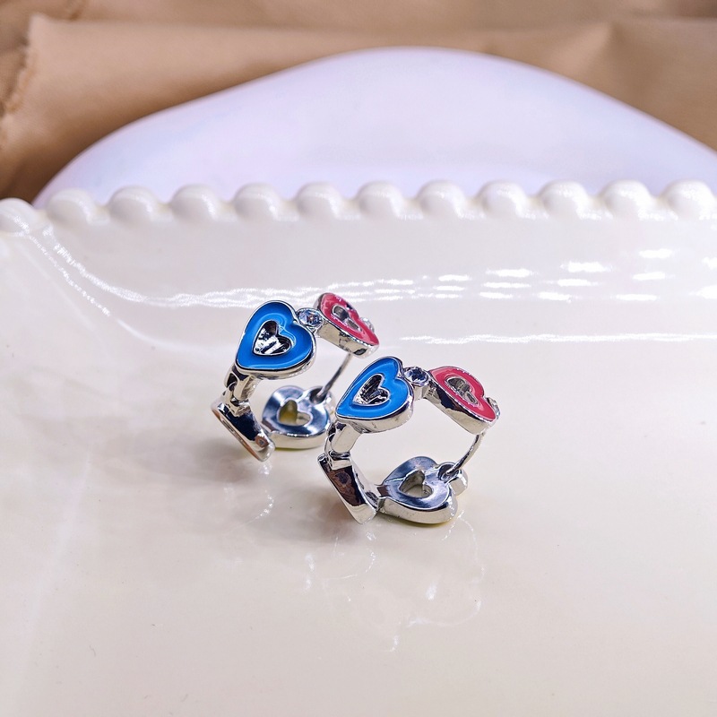 2024 nuevo diseño de nicho de color gotas de aceite letras de amor pendientes metal dulce niña alta sensación hebilla de oreja