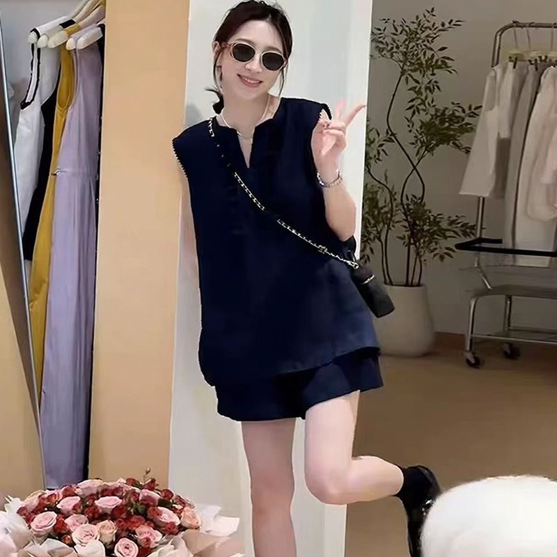 夏の新作スーツ、ファッショナブルで多用途な無地のノースリーブトップ+ショーツのツーピースセット、女性用カジュアル年齢軽減シャツ|undefined