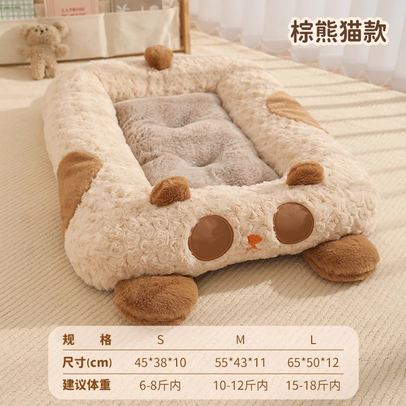 Panda marrón acostado en la almohadilla del nido