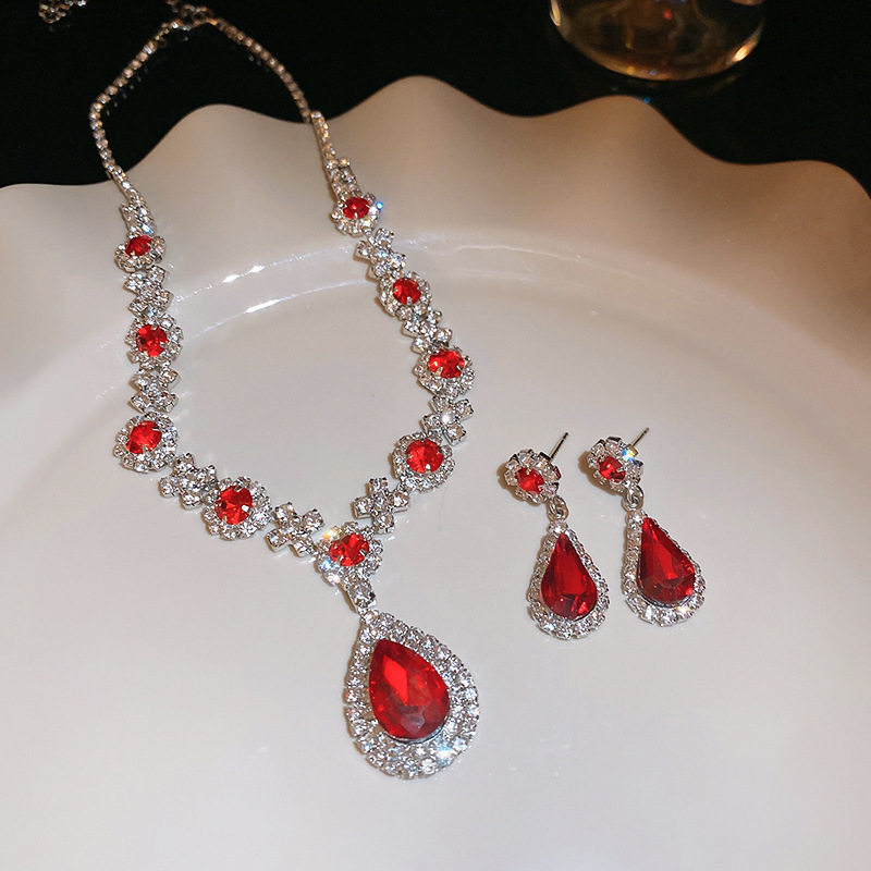 Medieval vintage gotas de agua collar de pendientes de flores de diamante ligero lujo nicho cadena clavícula de alta calidad conjunto de joyas