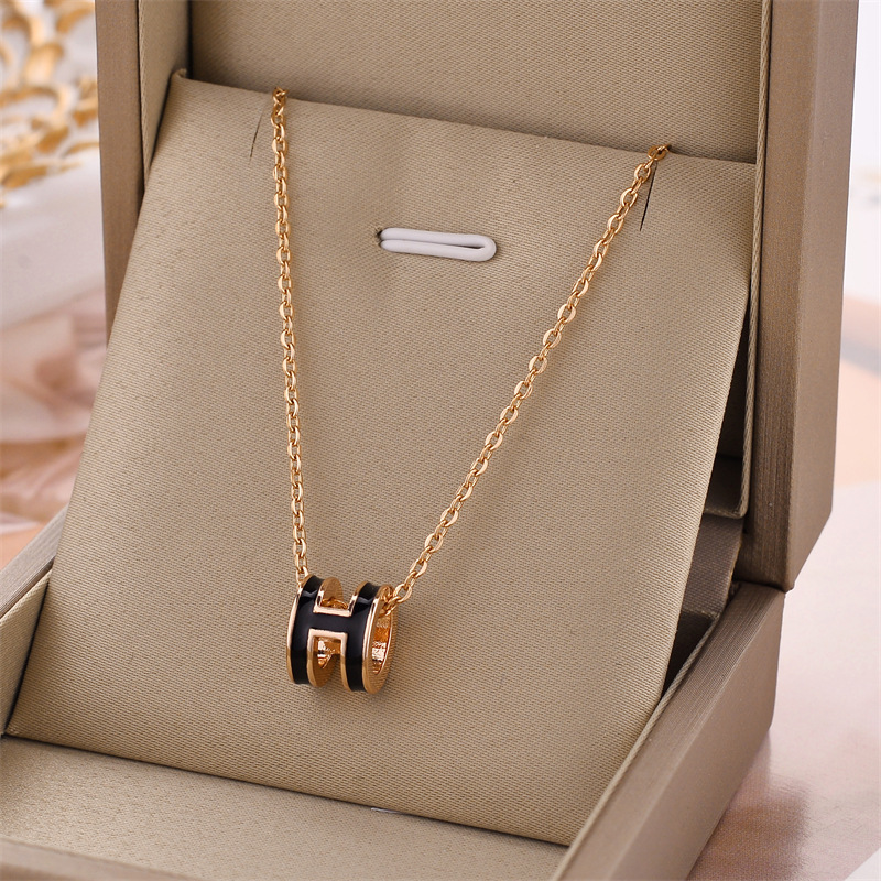 Collar de acero de titanio para mujeres simple y versátil estilo ligero de lujo nicho diseño de alta calidad no decoloración joyería de cadena de clavícula al por mayor