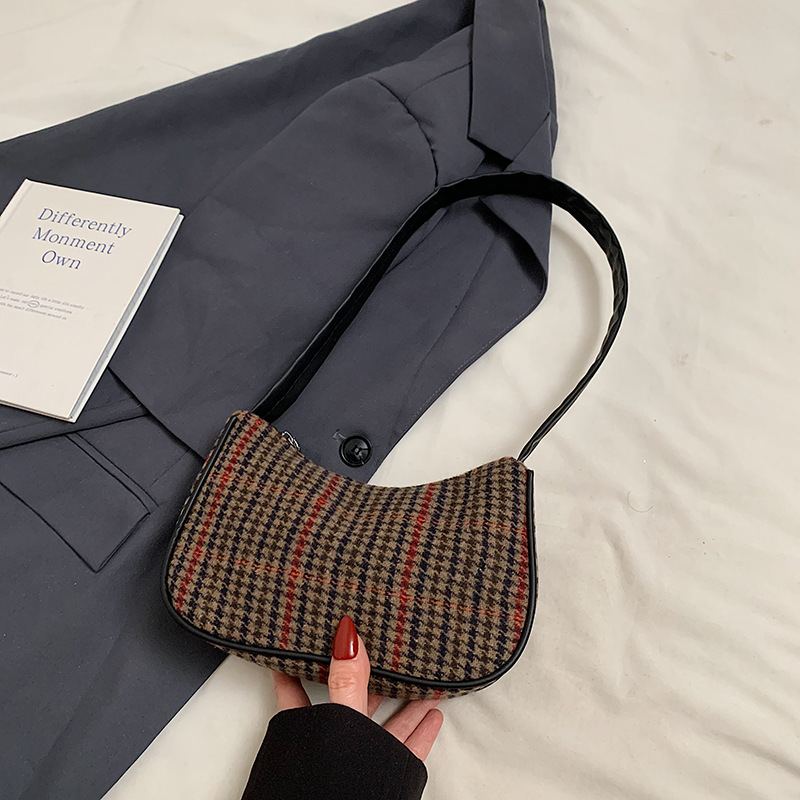 Bolsa de hombro simple a cuadrícula nicho zhong2024 invierno nuevo estilo versátil bolso de braza retro bolso de mujer