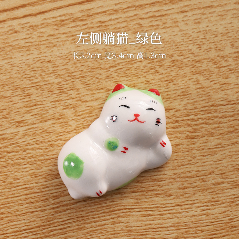 왼쪽에 누워있는 고양이_녹색