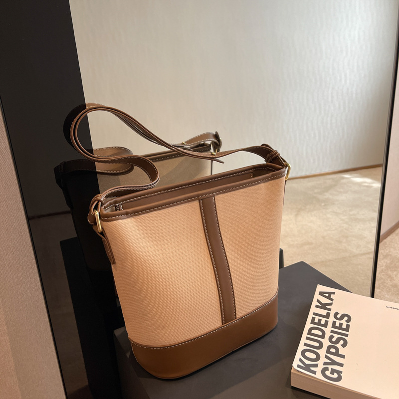 Bolsa de viaje de gran capacidad para mujeres otoño / invierno 2025, nuevo nicho de bolsas de cubo de color, bolsas de hombro de moda retro image 1