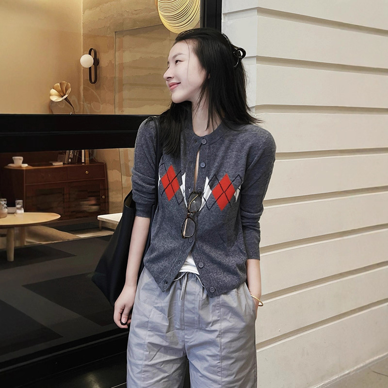 2025年秋冬款学院风纯羊毛针织菱格开衫复古感长袖通勤上衣女