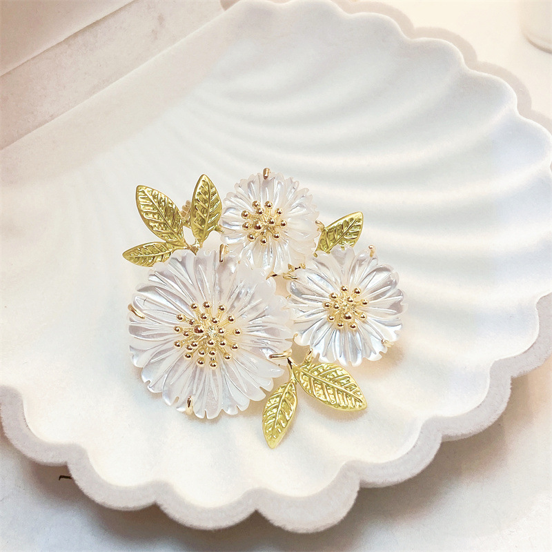 Natural fritillary Daisy broche de alta gama de Mujeres de otoño e invierno elegante anti-exposición nicho diseño ramillete traje chaqueta Accesorios