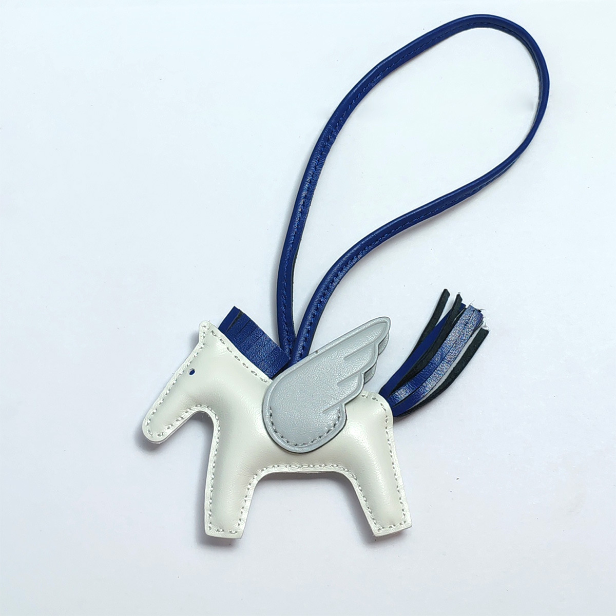 Cute Angel Little Pegasus Colgante Pit Edition H Home Colgante de bolso de caballo cosido a mano Colgante de cuero de oveja Llavero Colgante