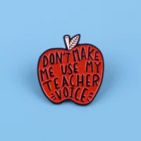 Брошь с цитатой Apple, металлический значок с героями мультфильмов, креативная английская буква, ювелирные изделия, медаль, брошь для одежды, английские аксессуары