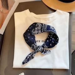 新商品の初春の気質の腰の実の綿の小さい方のスカーフの女性は白いチベットの青の装飾のヘアバンドの通勤する組み合わせのスカーフを現します。