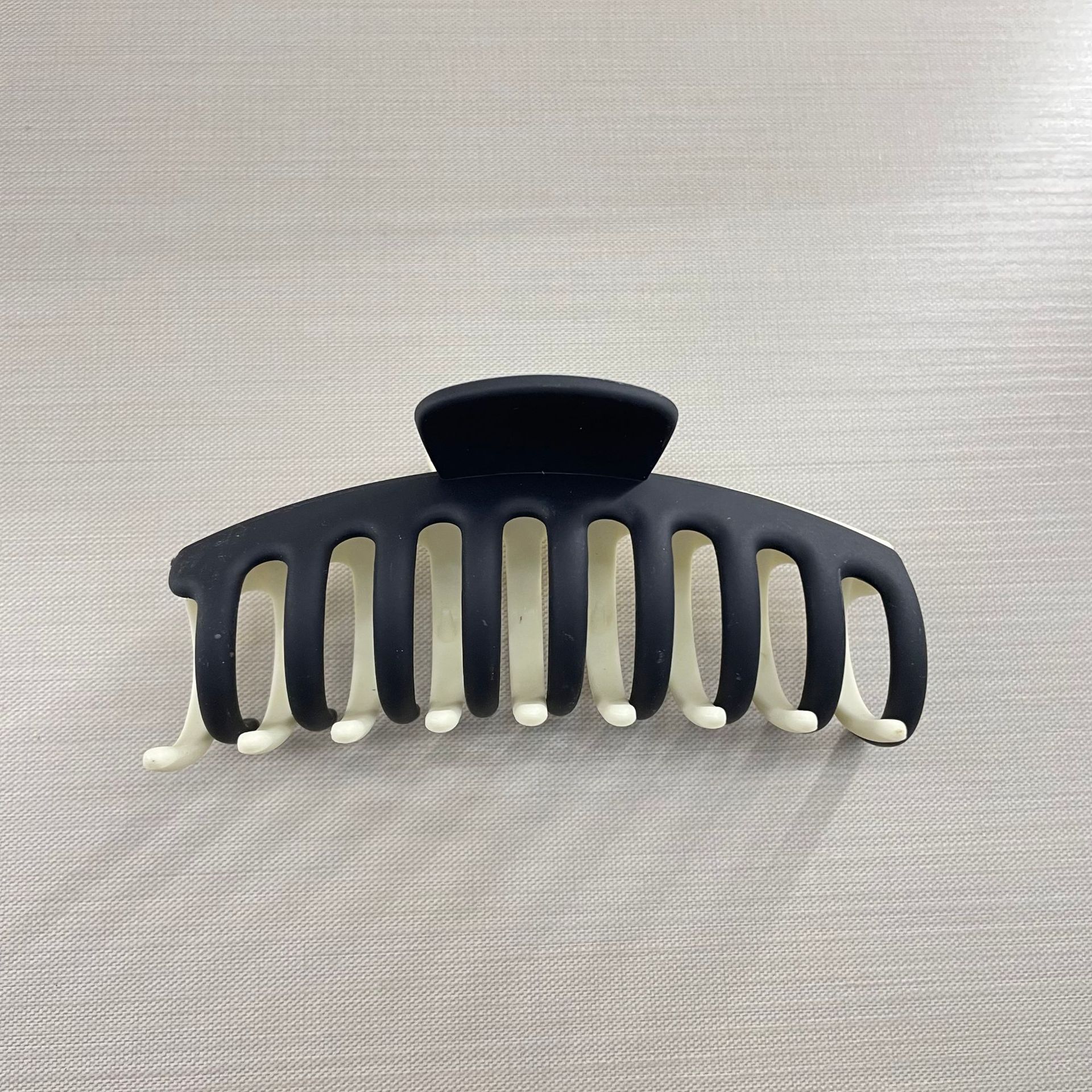 Oufeile superficie de dos colores AB textura esmerilada agarre cuchara trasera femenina alta Cola de Caballo tiburón clip accesorios para el cabello horquilla al por mayor