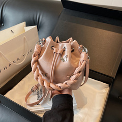 今年流行銀色手提小包包女2024新款高級感洋氣百搭單肩斜挎水桶包