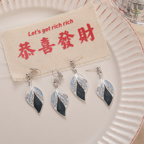 Simple temperament, long diamond-encrusted oil painting, high-quality dreamy blue leaves, no pierced ears, mosquito coil disc ear clip