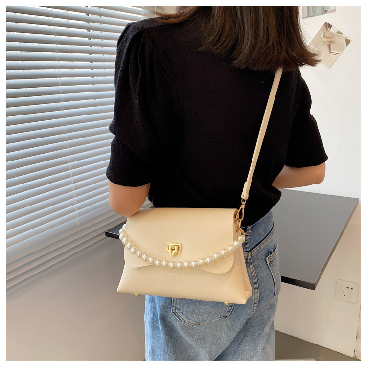 Korean Style Texture One-shoulder Messenger Pearl Chain Small Square Bag display picture 9