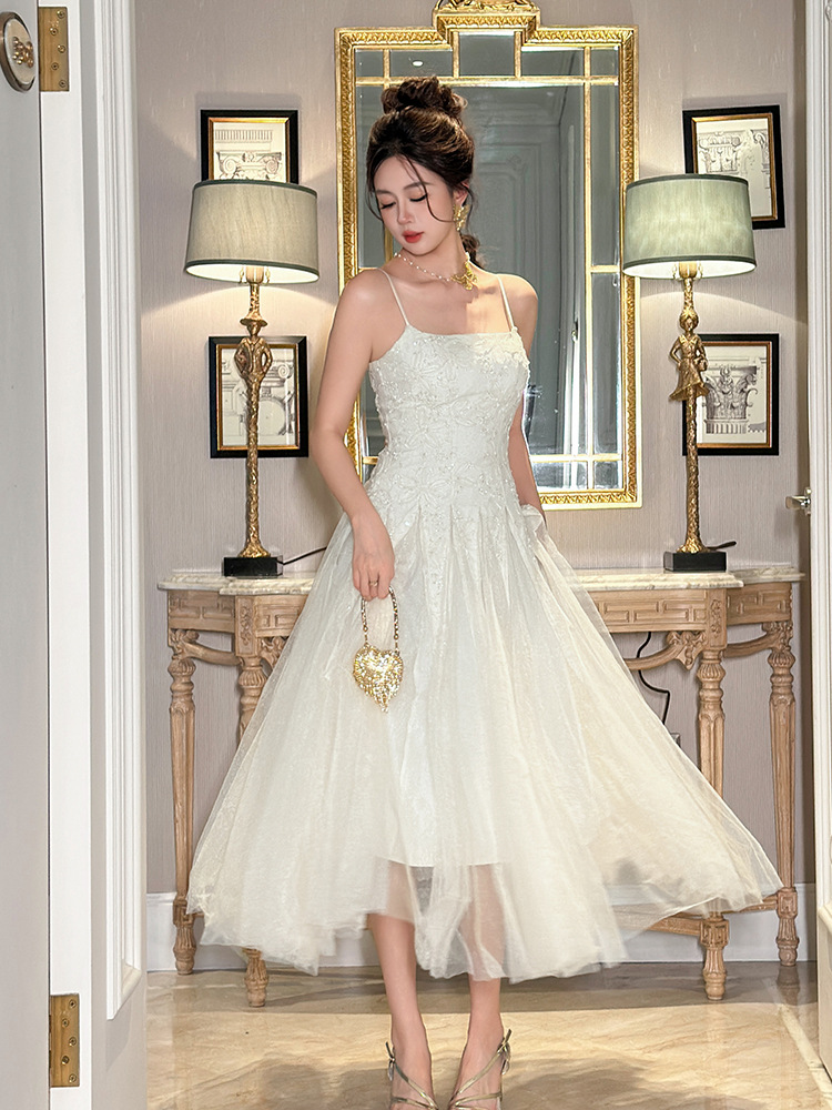 Váy lưới dây đeo vai nữ thiết kế Pháp phối ren thắt eo dài — mơ