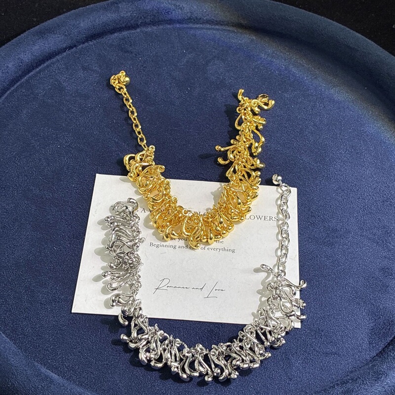 Irregular Metal Wrap Bracelets with a Niche Design, Light Luxury Texture, Versatile and Fashionable, Suitable for Daily Commuting and Adding Elegance to Your Outfit