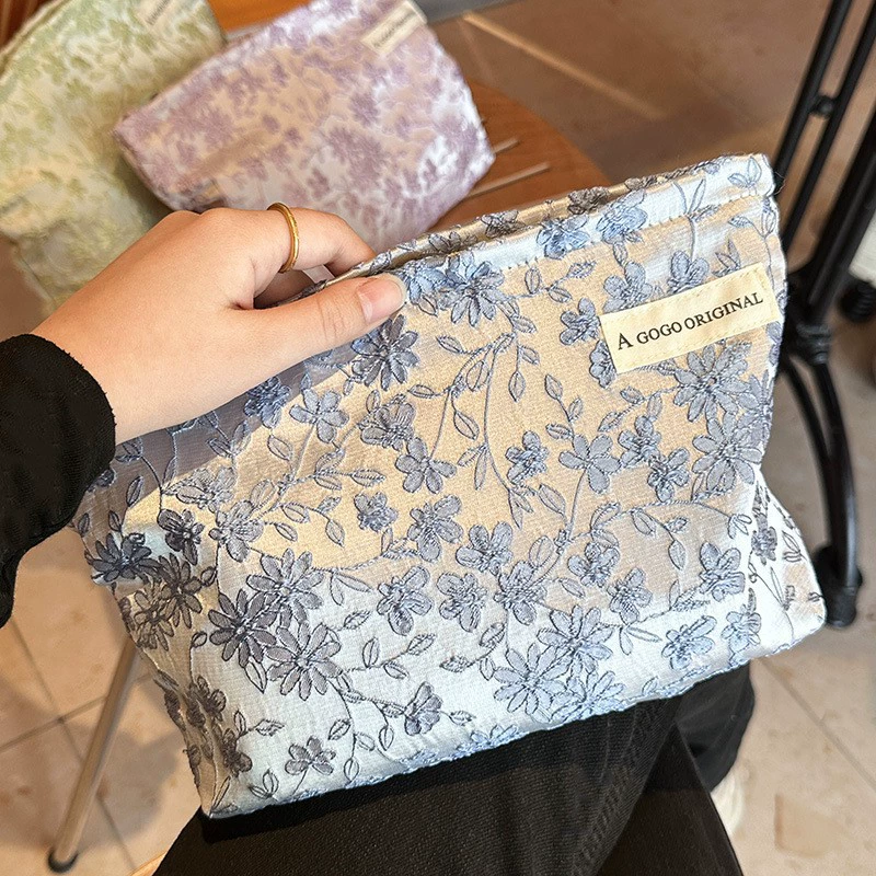 Capacious cosmetic bag, three‑dimensional travel organizer with zipper, stylish printed patterns