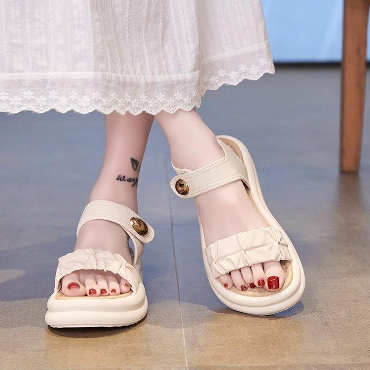 Sandalias deportivas de moda para mujeres de verano 2026 nuevo estilo de estilo universal pequeño viento de velcro de moda zapatos de playa antideslizantes