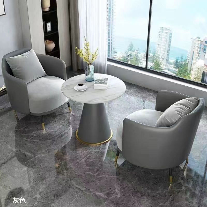 Una mesa y dos sillas (gris superior)