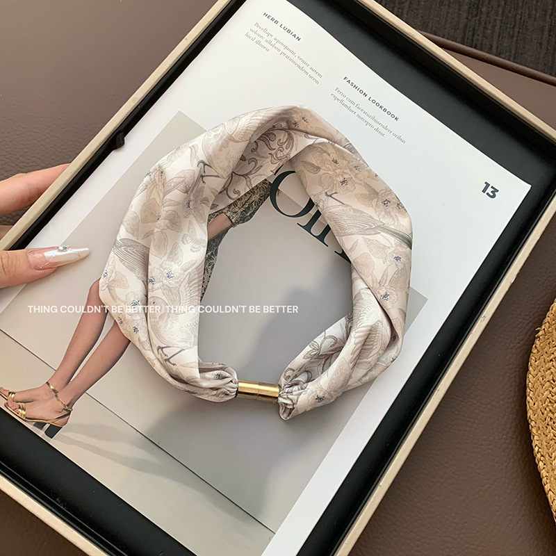 Bufanda de seda de lunares Sentido avanzado Nuevo estilo nacional Flor Protector de cuello Decoración de clavícula Bufanda pequeña Protector de cuello Bufanda de seda magnética