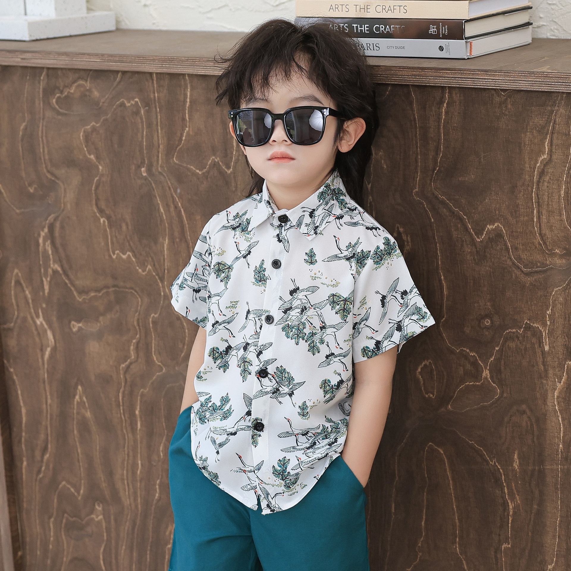 짧은 소매와 붉은 왕관 크레인