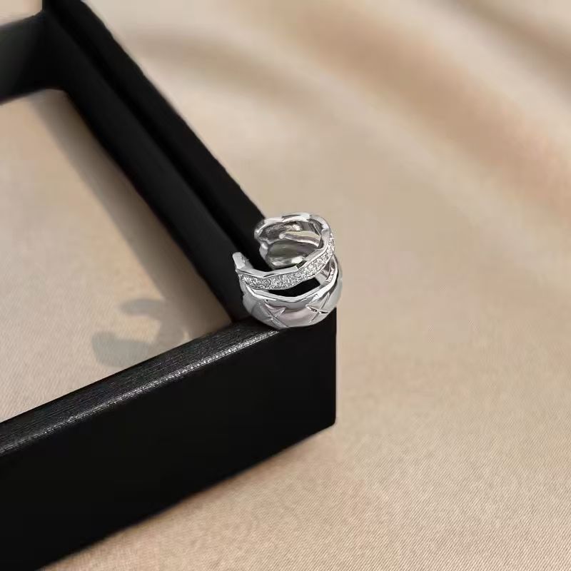 Unique Devilish Gold Ear Cuffs for Women with No Pierced Ears, Featuring a High-End Luxury Style and Trendy Design