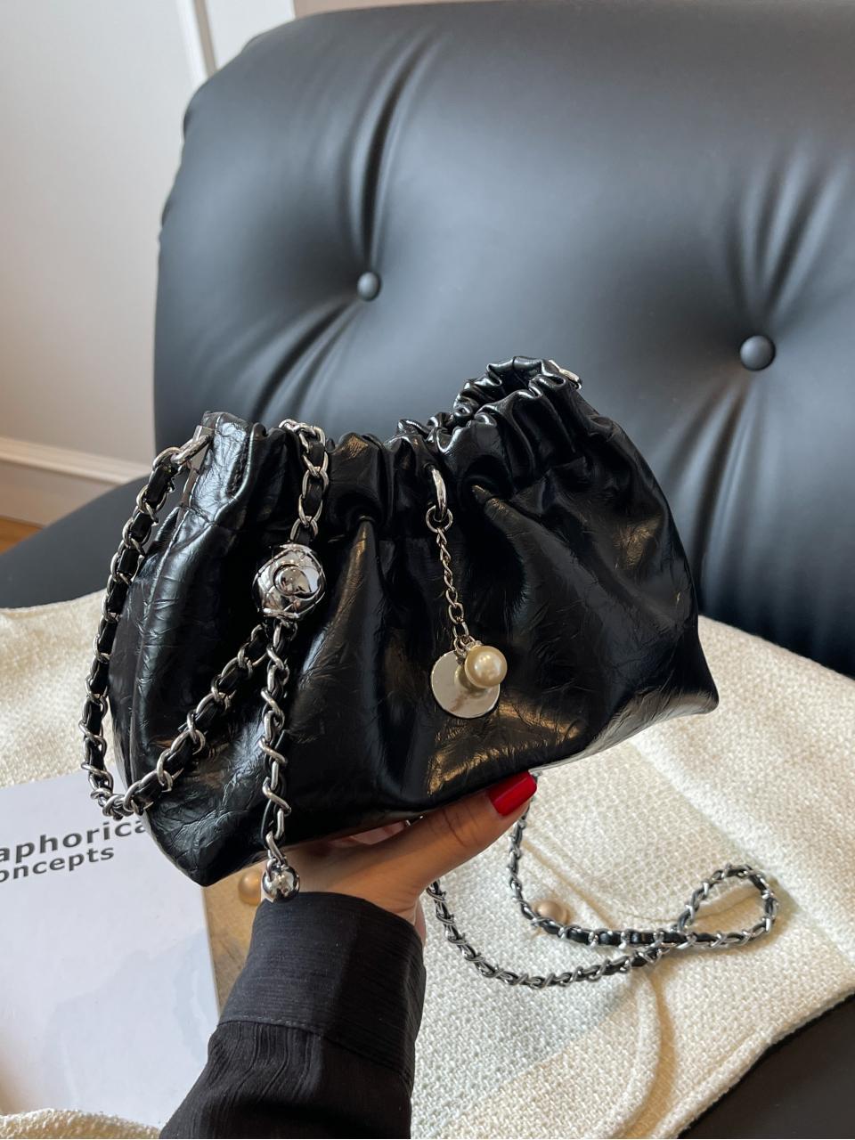 Bolso pequeño de cadena de piel de cera de aceite de estilo explosivo transfronterizo 2025 nueva tendencia bolso de mensajero de un solo hombro bolso de cubo para mujer