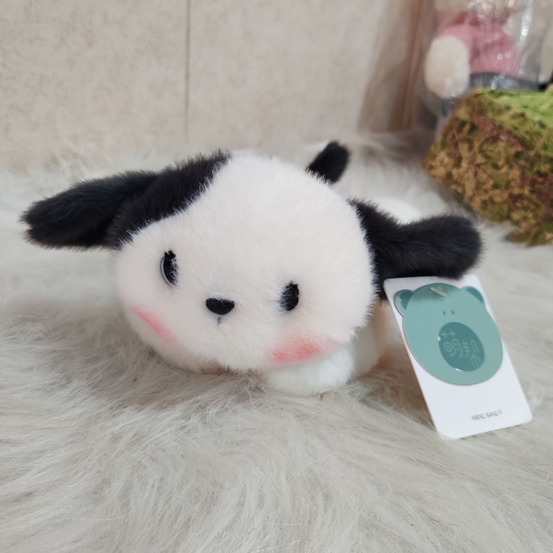 Linda mesa de puff de leche con adornos de muñecas, juguetes de peluche con muñecas, pequeños perros de leche, gatos de leche, regalos de cumpleaños para niños