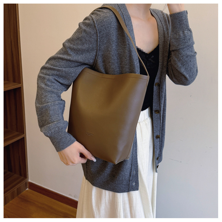 Solid color Tote bag 2024 new style, high-end, large-capacity single-shoulder versatile, niche women's bag, casual and simple bucket bag undefined