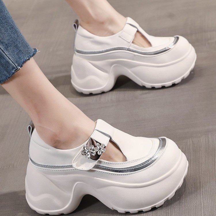 Pequeño aumento de altura de fondo grueso zapatos blancos para mujeres 2026 verano nuevo hueco respirado zapatos de papá sandalias casuales