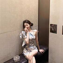 复古青花印花斜肩短袖连衣裙女夏季设计感收腰裙子辣妹不规则短裙