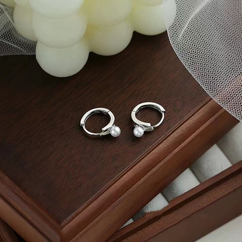 925 Pure Silver Light Luxury Pearl Stud Earrings for Women - Korean High-End Design, Cool and Stylish, Unique and Exquisite Fashion Earrings