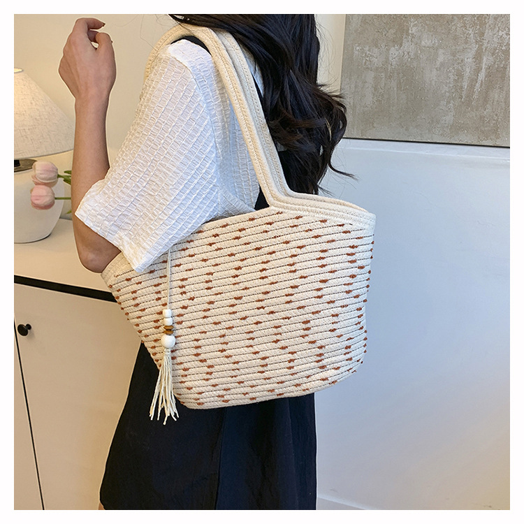 A trendy and stylish underarm bag for summer, a simple single-shoulder bag for women, and a fashionable, casual, and high-quality bag undefined