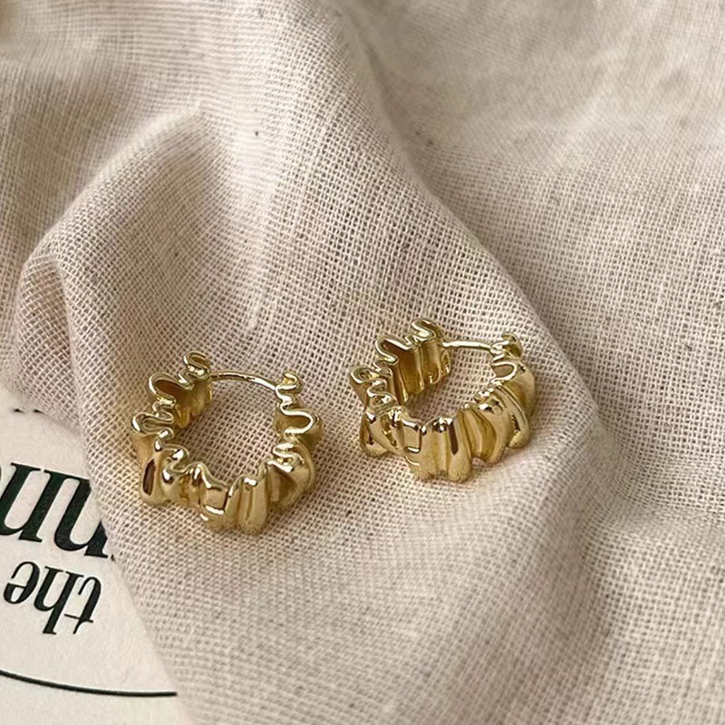 金色の耳飾り ~ 冷たい風の金属の質感の耳の輪のピアスの女性の個性はファッションの欧米の風の爆発的なイヤリングを合わせます。|undefined