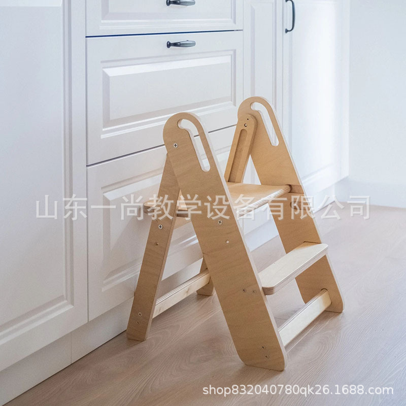 子供の手を洗う腰掛けの赤ちゃんの足は腰掛けを踏みます。