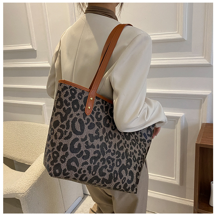 Large Capacity Bag Women's Bag Autumn And Winter 2021 New Fashion Shoulder Bag Leisure Commute Simple Design Tote Bag display picture 1