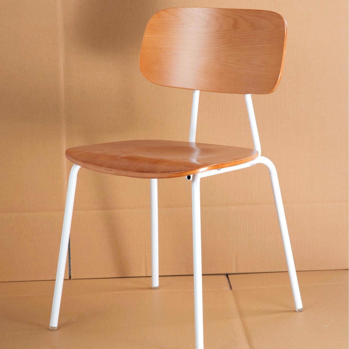 화이트 발 + 라이트 월넛 등받이 패널