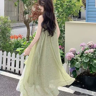 2026夏旅游绿色长裙设计感挂脖吊带连衣裙女宽松气质海边度假裙子