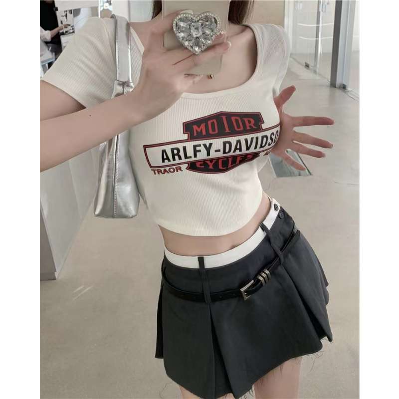 Short fitted T-shirt