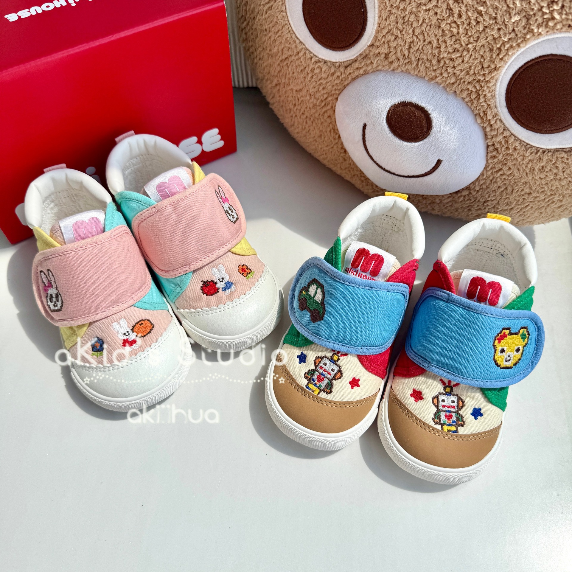 Japanese-style export children's shoes, Miki two-stage game-themed canvas shoes with mismatched embroidery and Velcro closures, featuring a rubber sole and vulcanized construction