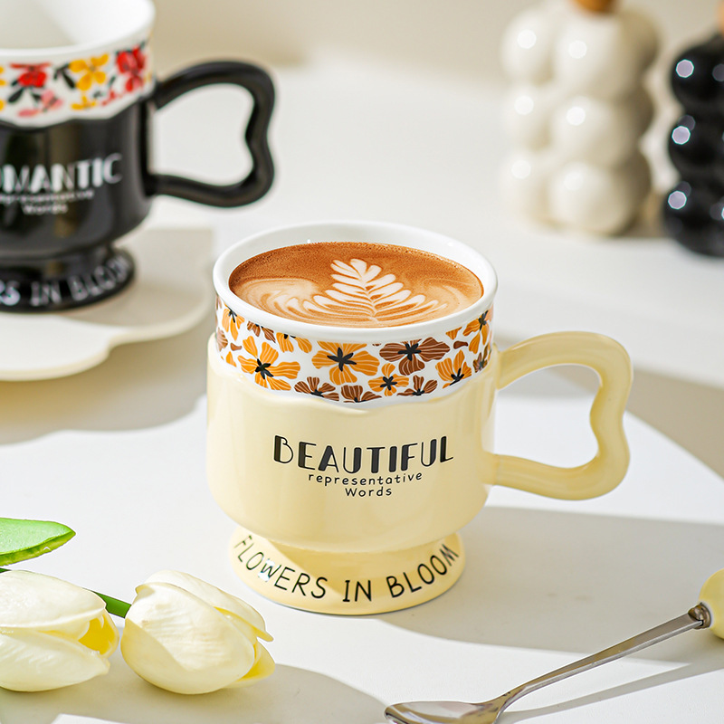 Taza de pie alto retro taza de marca de lujo ligera pareja de cerámica europea taza de leche regalo para mujeres de alto valor facial taza de agua