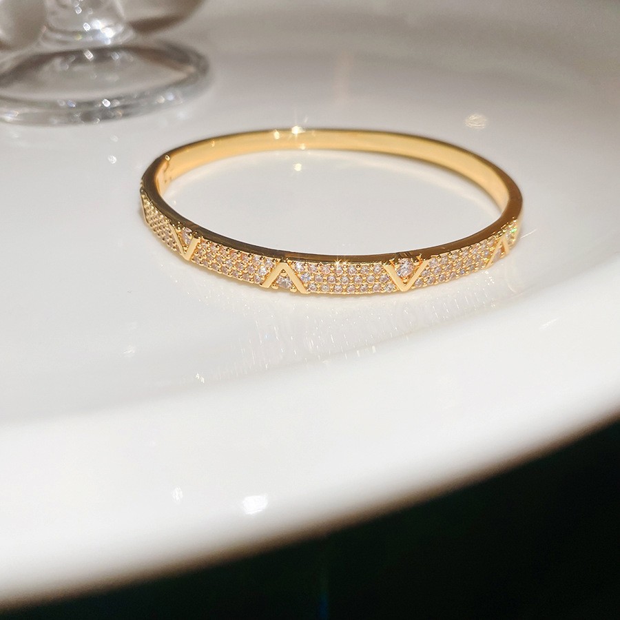 Pulsera Abierta con Letras Incrustadas de Diamantes y Baño de Oro Real, Pulsera Versátil de Nicho, Nuevo Modelo 2026, Joyería de Lujo Ligero de Alta Gama para Mujer
