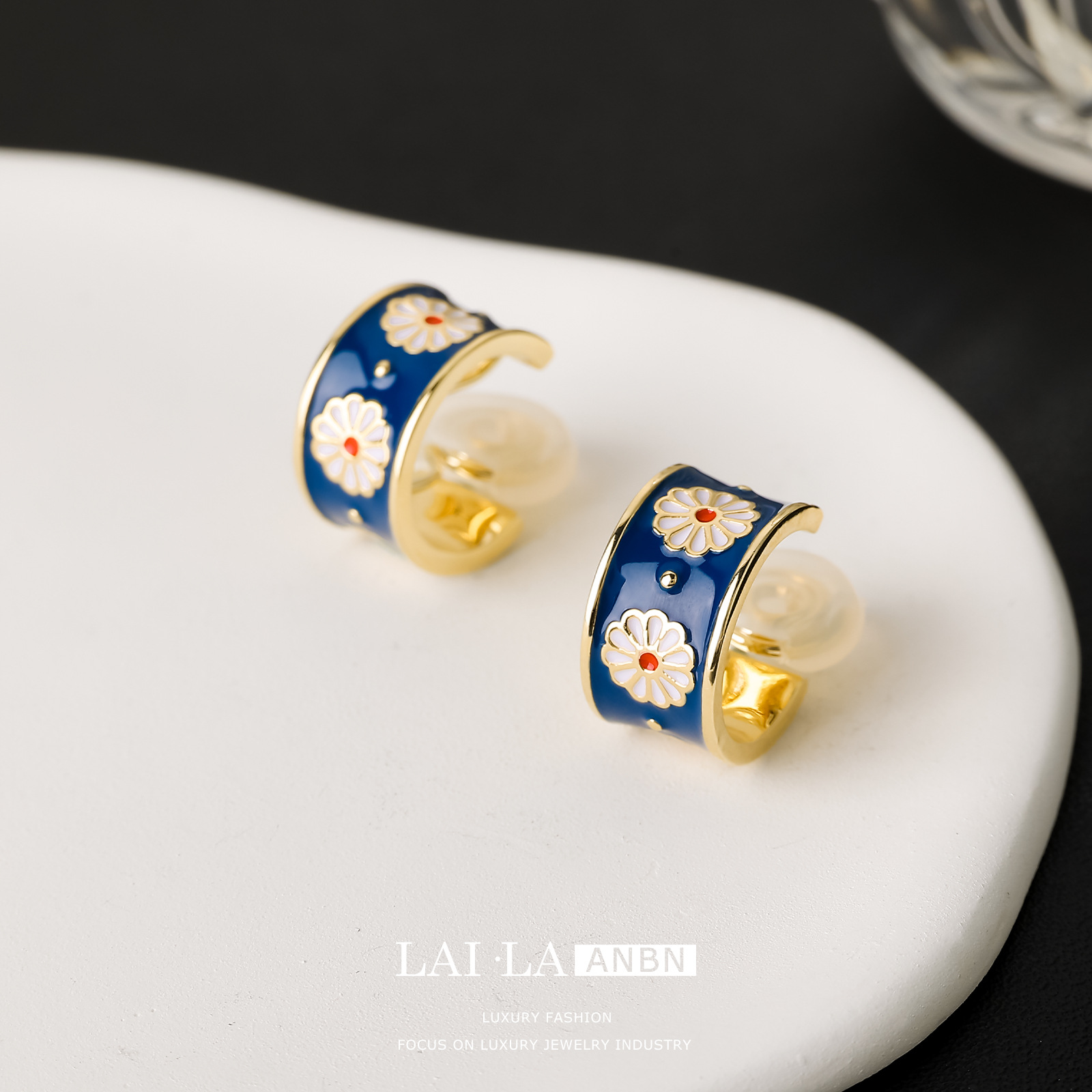 Mosquito bobina clip de oreja hembra semicírculo no perforado Daisy pendientes vintage de alto grado de temperamento suave pendientes dulces al por mayor