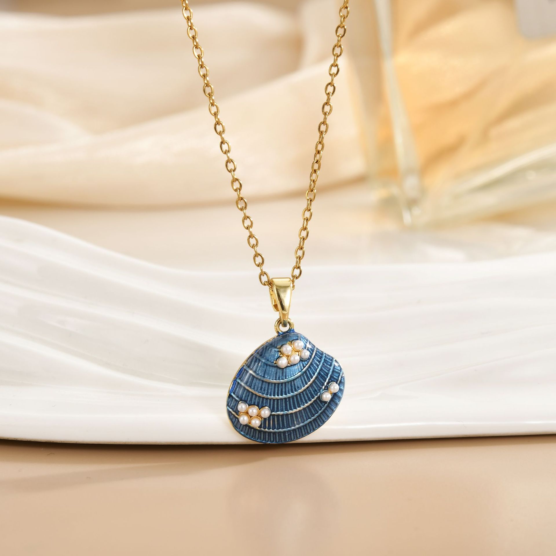 Ocean Style Shell Pendant Necklace With Pearl & Gold Plating_voghion.com